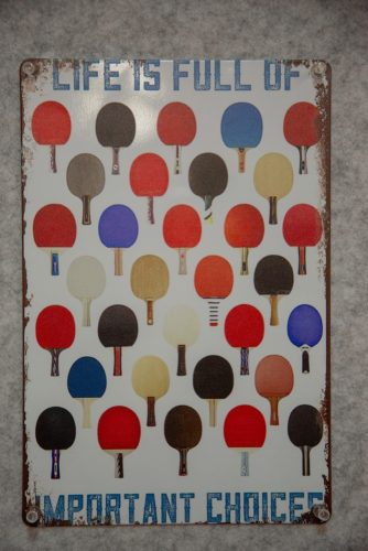 Quadretto vintage in metallo con immagini racchette tennistavolo di vari colori